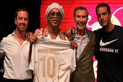 Ronaldino 11 il sonra futbola qayıdır – Əfsanələrin geri dönüşü