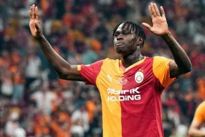 "Qalatasaray"ın müdafiəçisi Sinqo "Beşiktaş" derbisində zədələndi və 3-4 həftə meydandan kənarda qalacaq