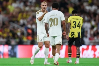 Ronaldo rəqib oyunçunun arxasındakı taktiki qeydləri oxumağa çalışdı