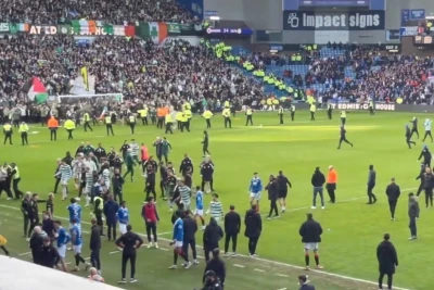 Беспорядки на дерби "Old Firm": Болельщики выбежали на поле, есть пострадавшие