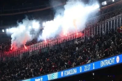 "Barselona" - "Ayntraxt" oyununda iğtişaş: Alman azarkeşləri sidiklə hücum etdi