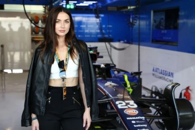 Ana de Armas Abu-Dabi Qran-prisində Yarışın Finiş Bayrağını Qaldırıb