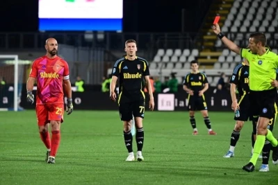 Pepe Reyna karyerasını qırmızı kartla başa vurub