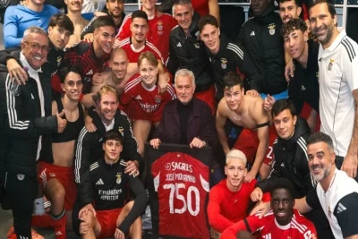 Joze Mourinyo məşqçilik karyerasında 750 qələbə qazanıb