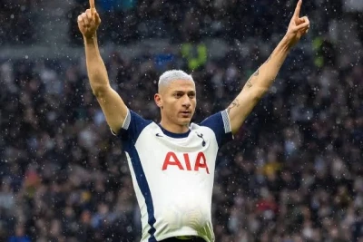Tottenham hücumçusu Rişarlison, Bolsonaro'nu öz adasını ələ keçirməyə çalışdığı üçün ittiham edir