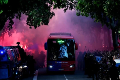 "Barselona" fanatları "El Klasiko" öncəsi hər iki komandanın avtobuslarını daşladı