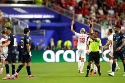 Futbolda yeni qayda: Oyunçu ağzını qapadığı üçün meydandan qovulub